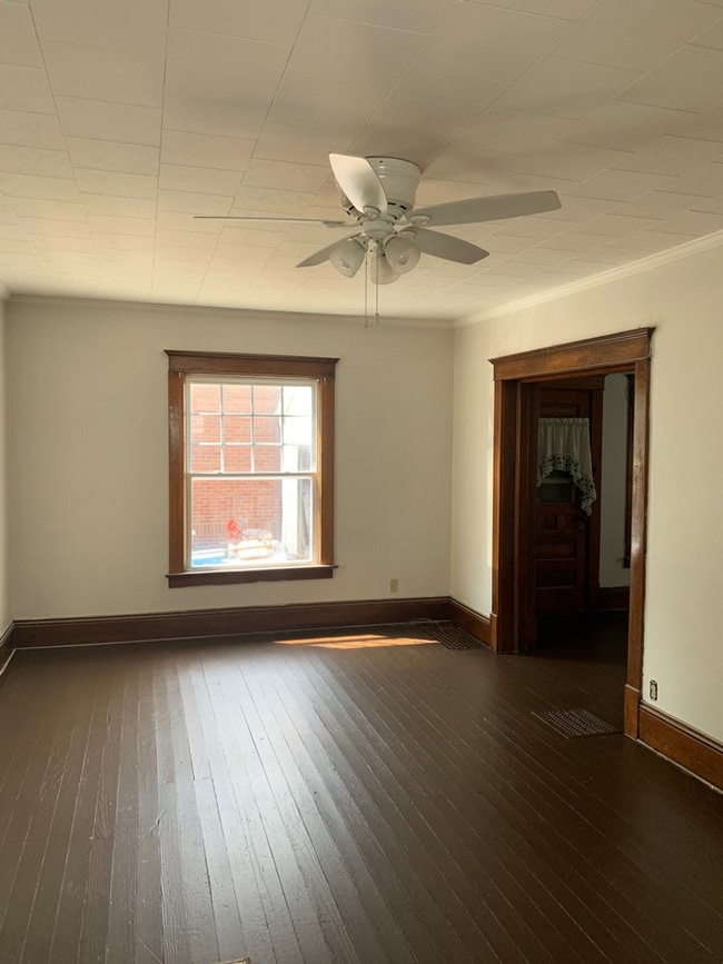 Building Photo - 206 E 10th St