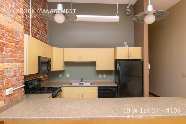 Foto del edificio - 10 W 1st St