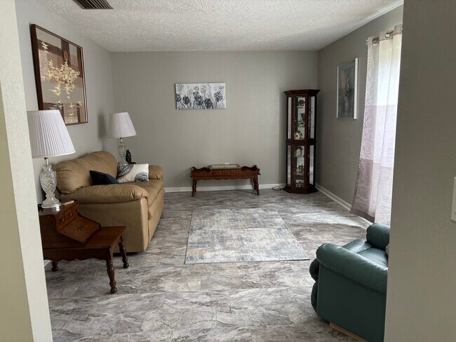 Salón - 11717 Douglas Ln