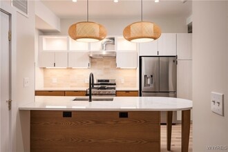 Building Photo - 523 Main St