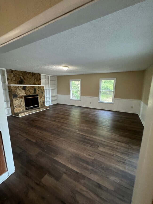 Building Photo - BELOW MARKET RENT!