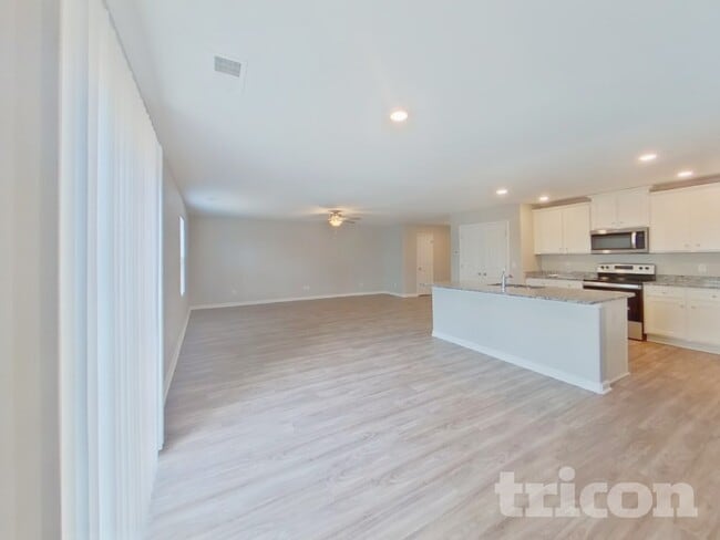 Building Photo - 2170 Southlea Dr