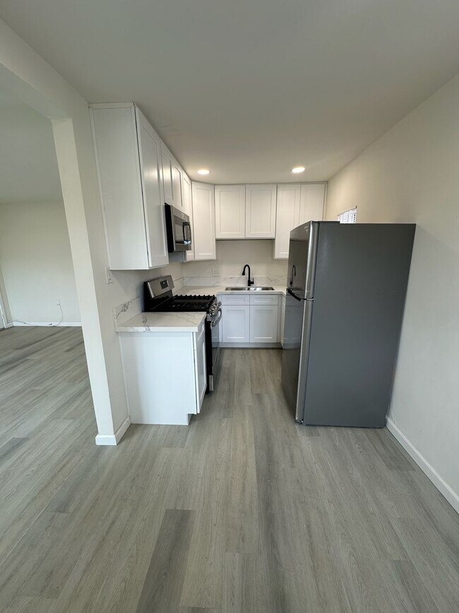 Foto del edificio - Newly Remodeled - 2 Bedroom/1 Bath...Downstairs Unit