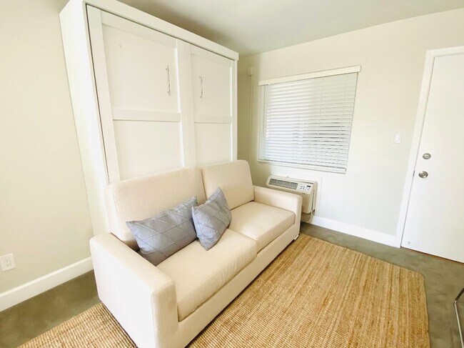 Foto del edificio - REMODELED STUDIO APARTMENT AVAILABLE IN TH...