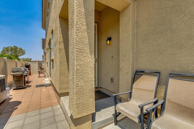 Foto del edificio - 1367 S Country Club Dr