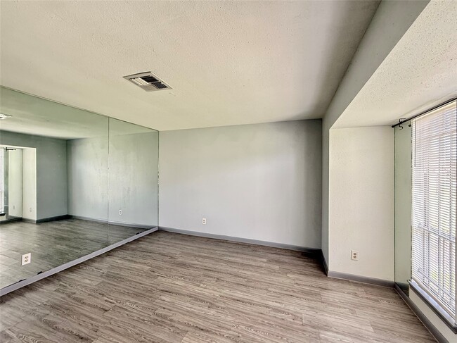 Building Photo - 10721 Sandpiper Dr