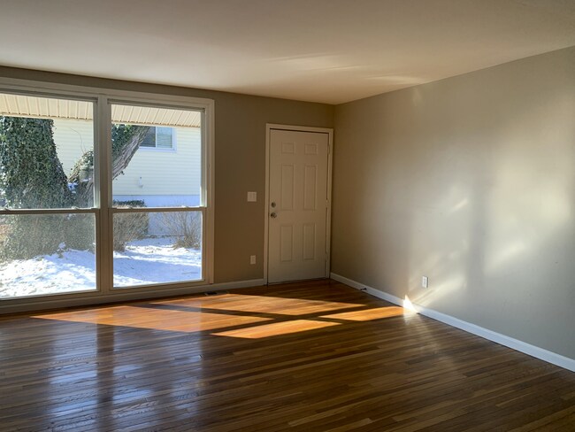Foto del edificio - 683 Fairborn Rd