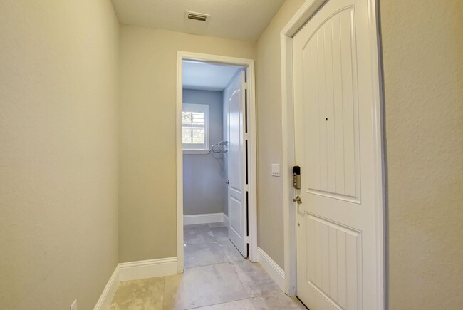 Building Photo - 9591 Town Parc Cir N