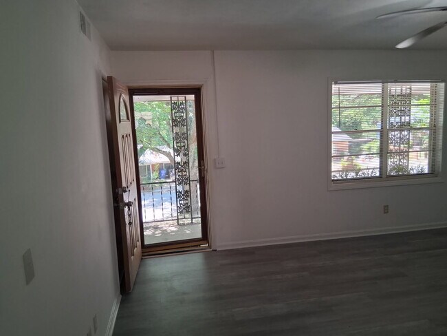 Foto del edificio - 4529 Lasalle Dr