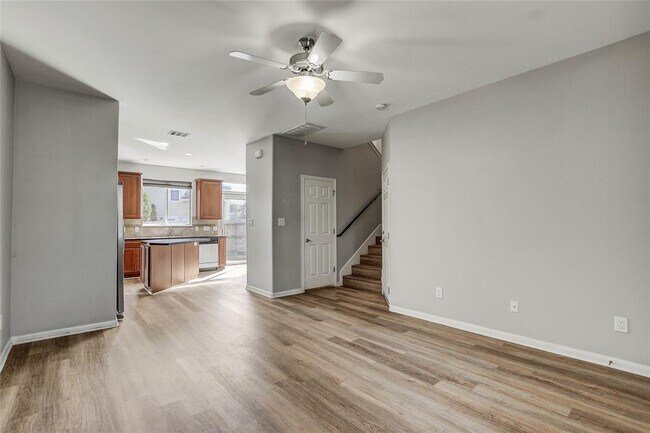 Foto del edificio - 512 Eberhart Ln
