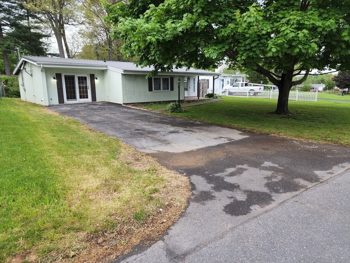 69 5th Ave, Fayetteville, PA 17222 House Rental in Fayetteville, PA