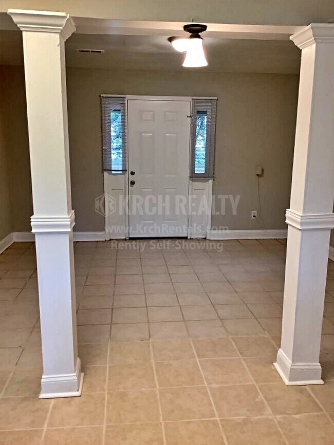 Building Photo - Beautiful 4 bedroom, 2.5 bathroom home!!