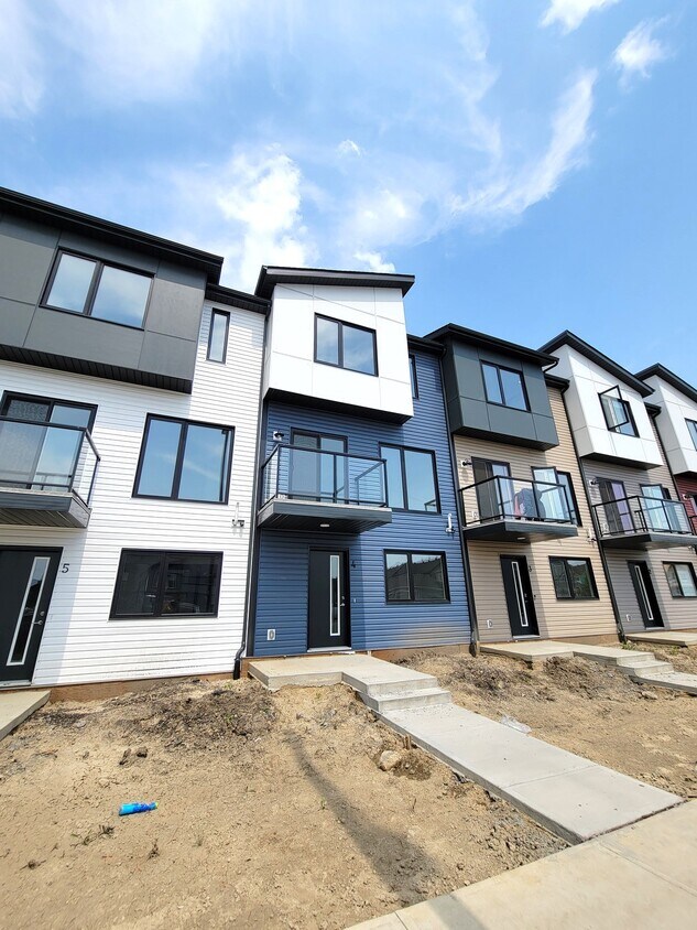 1191035 35 Ave SW, Edmonton, AB T6W 3L9 House for Rent in Edmonton