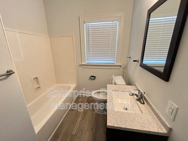 Foto del edificio - 2360 Forest Ave