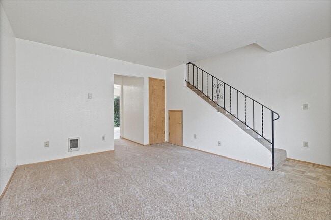 Building Photo - 2 Bedroom Townhouse