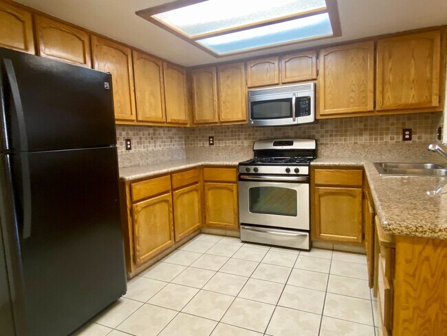 Foto del edificio - AVAILABLE NOW!!