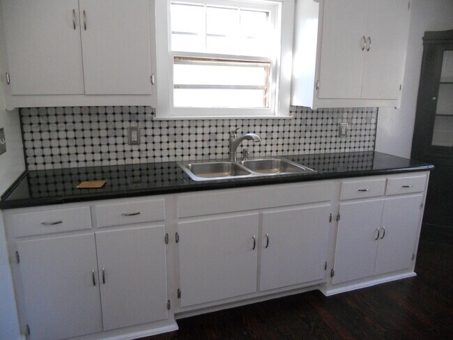 Building Photo - 441 Spring NE- Single family home. Mid tow...