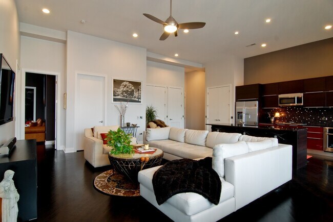 Foto del edificio - 2410 W Bloomingdale Ave