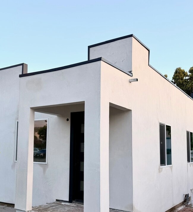 Building Photo - 1144 E Wilson Ave