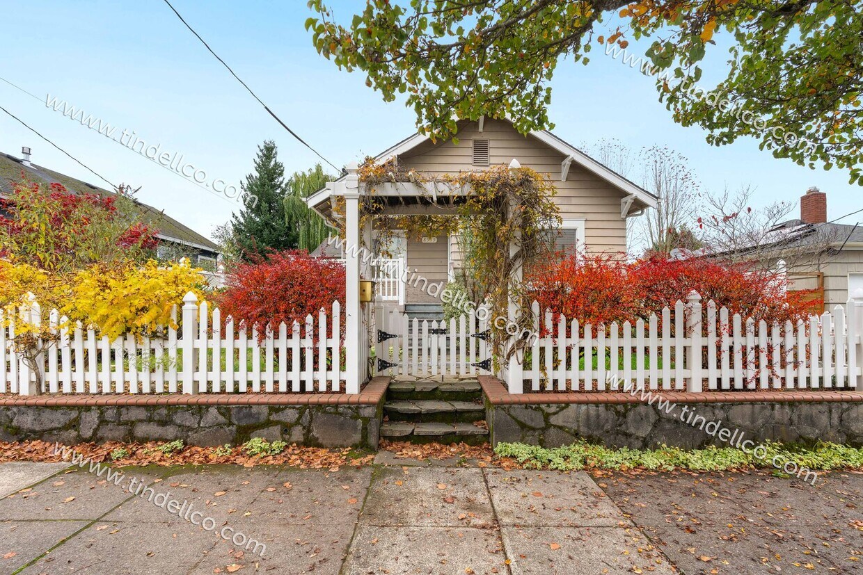 Foto principal - Beautiful North Portland Home —3- Bedrooms...