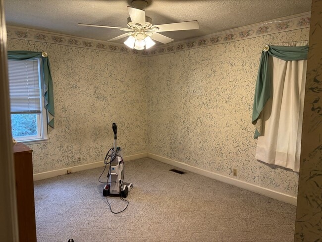 Building Photo - 3 Bedroom/1 Bath in Well Established Neighborhood