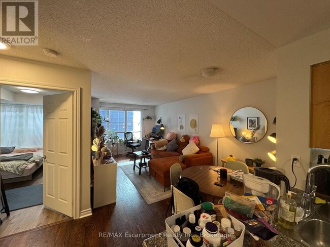 Building Photo - 270 Wellington St W