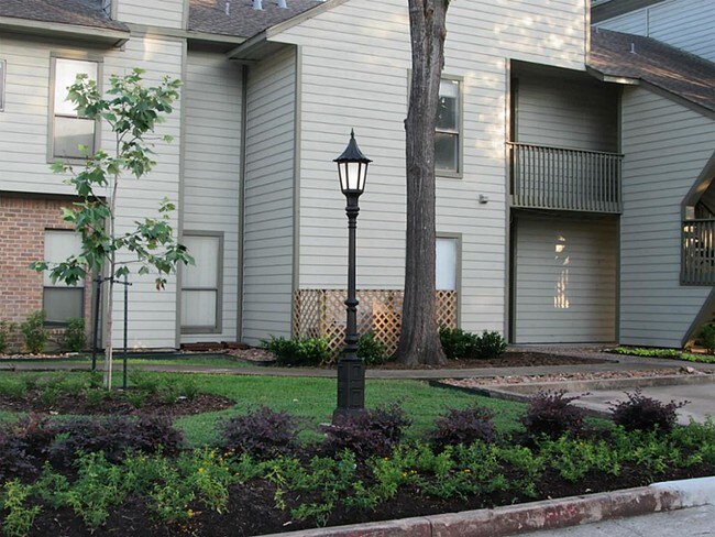 Building Photo - 17417 Red Oak Dr