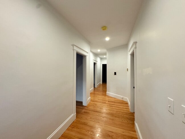 Building Photo - 136 Sharon St