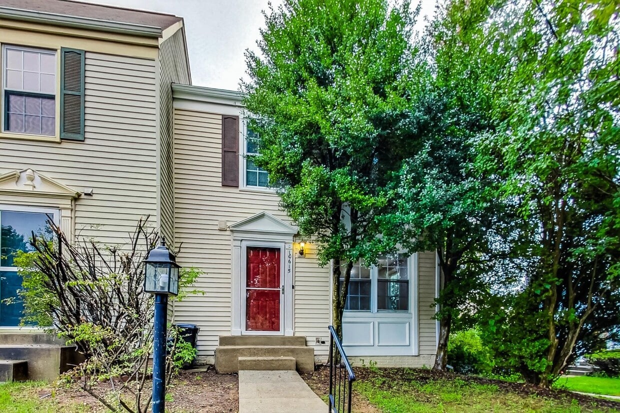 Beautifully maintained end unit Townhouse located in Stonebridge subdivision! - Beautifully maintained end unit Townhouse located in Stonebridge subdivision!