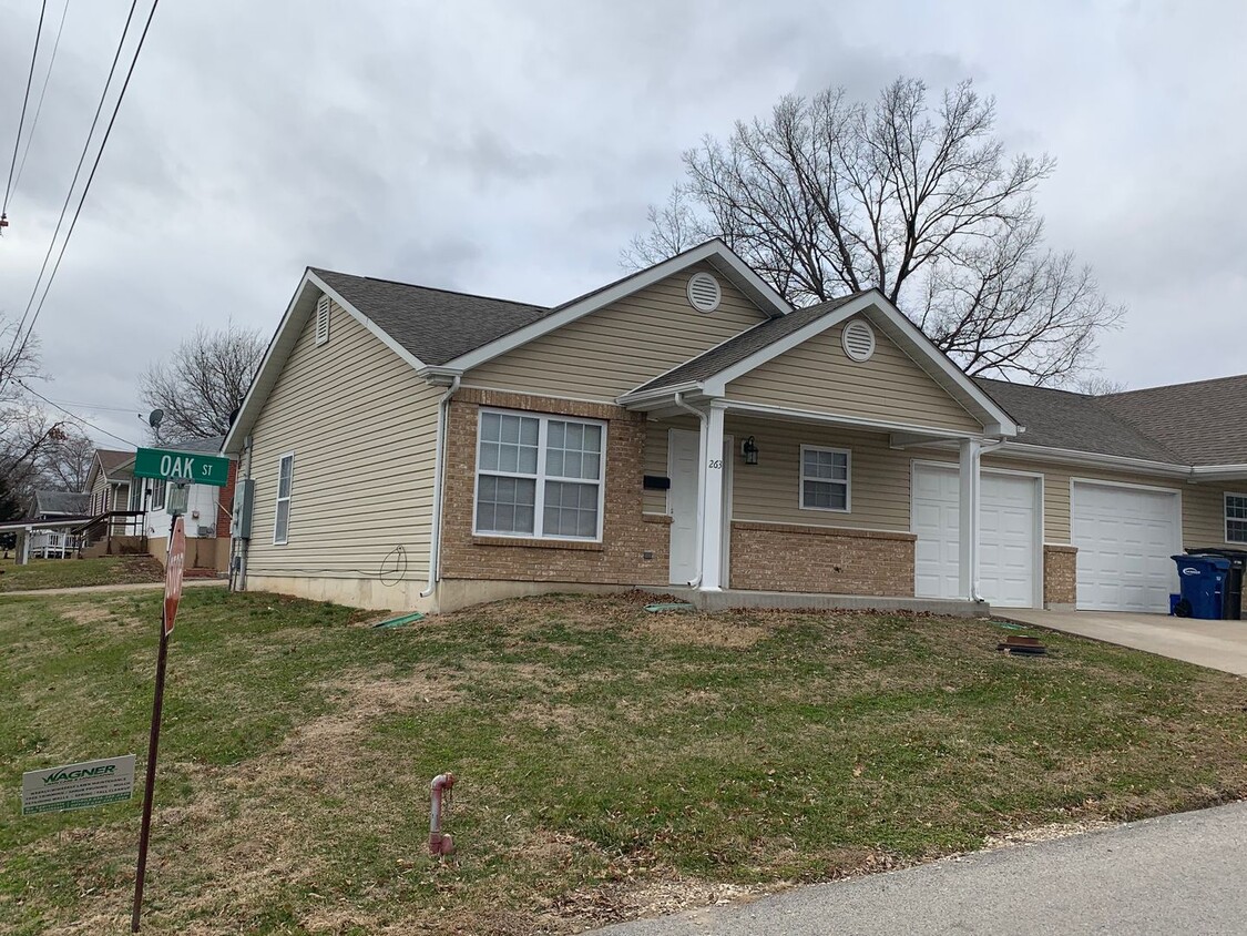 Foto principal - 3 Bed 2 Bath Duplex in Troy City Limits