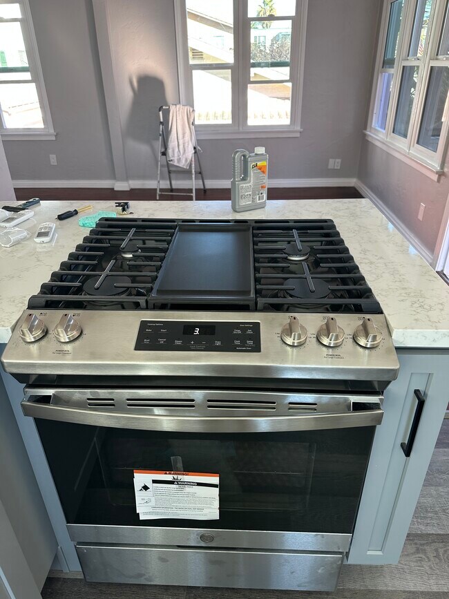 My dream stove. You get it first :( there's a grill in the middle - 423 E 8th St