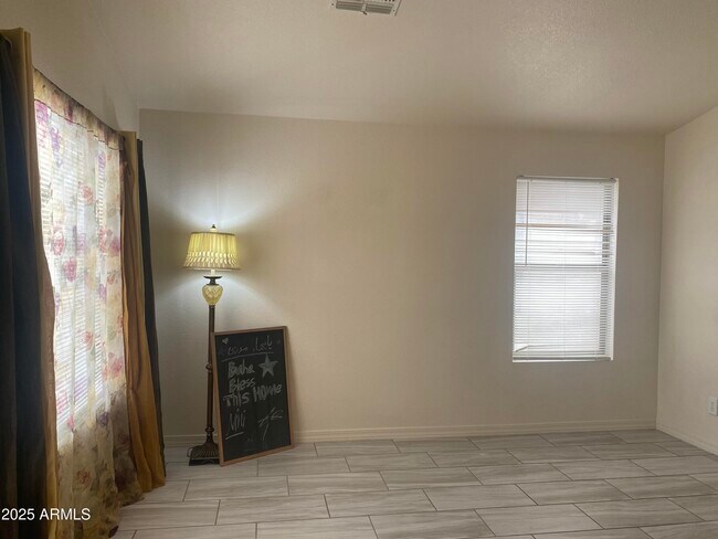Foto del edificio - 8563 W Mission Ln