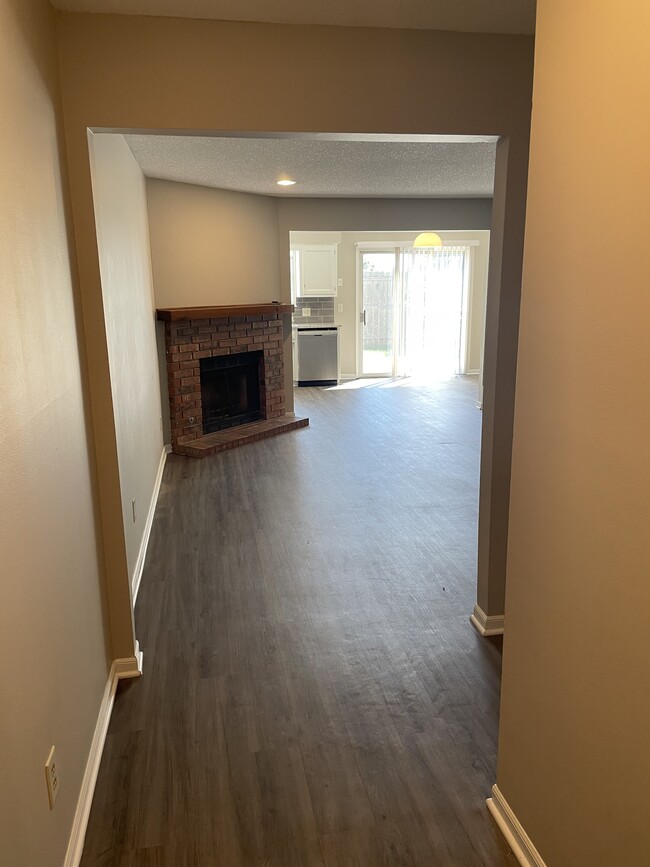 Foto del edificio - 5617-5623 NW 66th Terrace