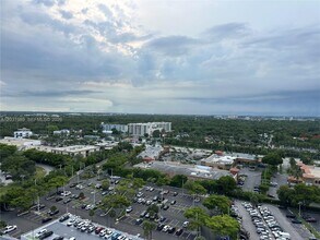 Building Photo - 18051 Biscayne Blvd