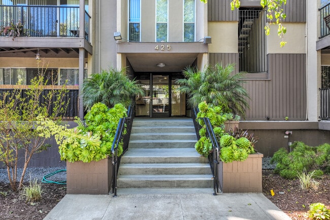 Building Entrance - 425 Orange St