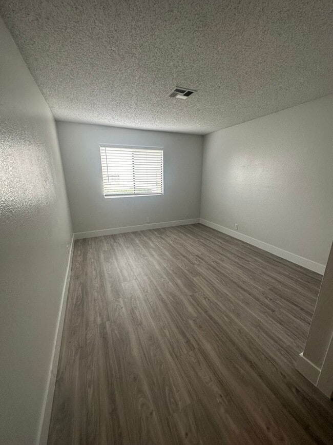 Building Photo - Beautifully Remodeled 1-Bedroom Condo in Desert Shores!