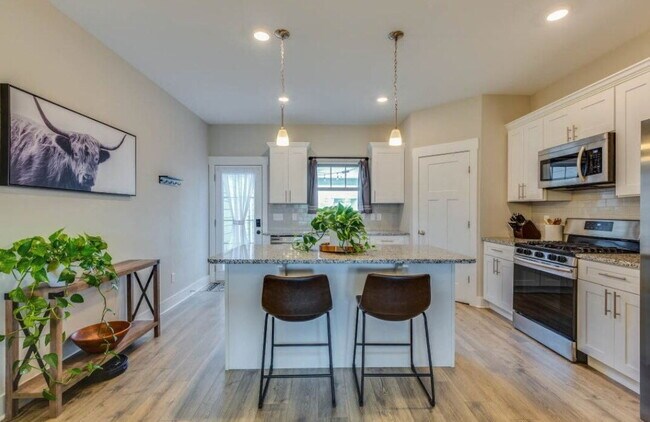 Building Photo - Pet-Friendly 2-Bedroom Townhome with Pool & Covered Parking