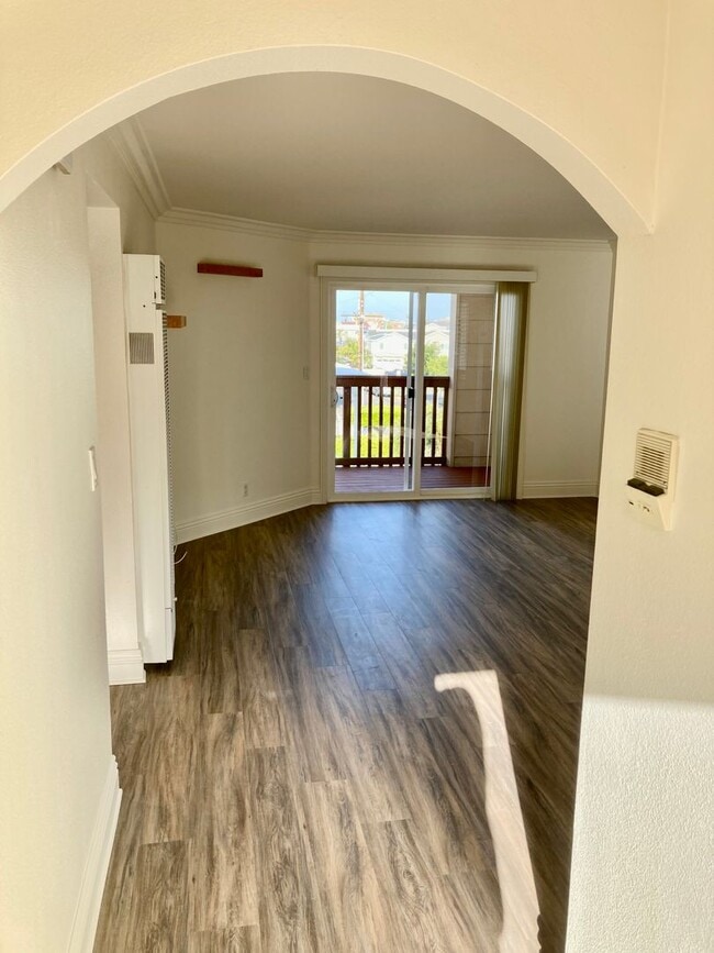 Building Photo - Upcoming!! 2 Bed/1 Bath Condo Apt.  Blocks...
