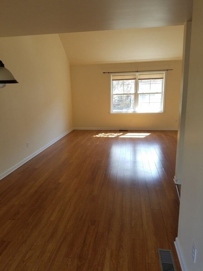Building Photo - 211 Amblewood Way