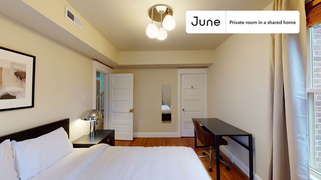 Foto del edificio - Private bedroom in 5 bed/3 bath Home