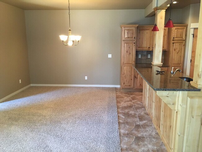 Building Photo - 2811 Blackbird Dr