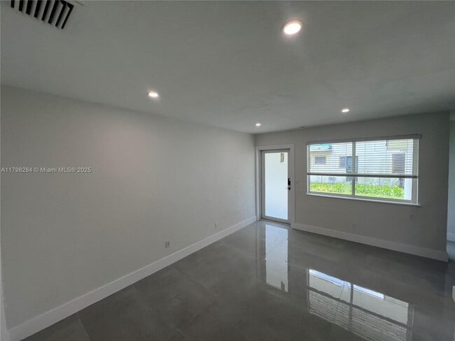 Foto del edificio - 5300 NW 25th Ave