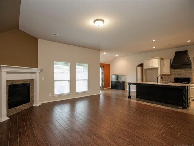 Foto del edificio - Gorgeous 4 Bed / 3 Bath in Tulsa!