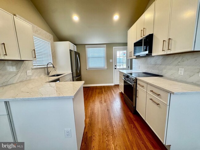 Foto del edificio - 551 Fern Hill Rd