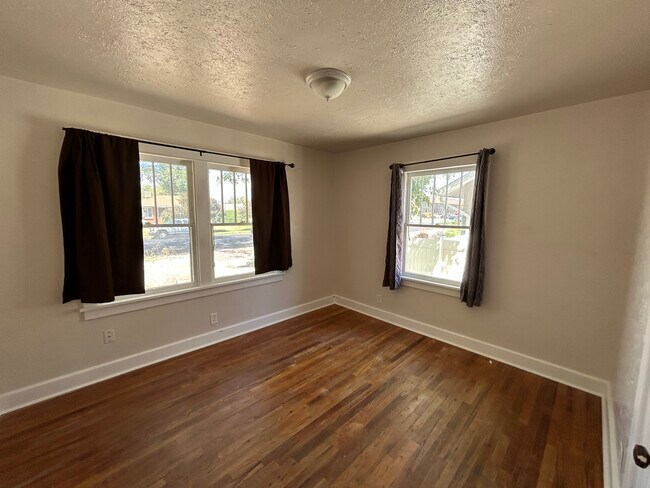 Building Photo - 935 Teller Ave