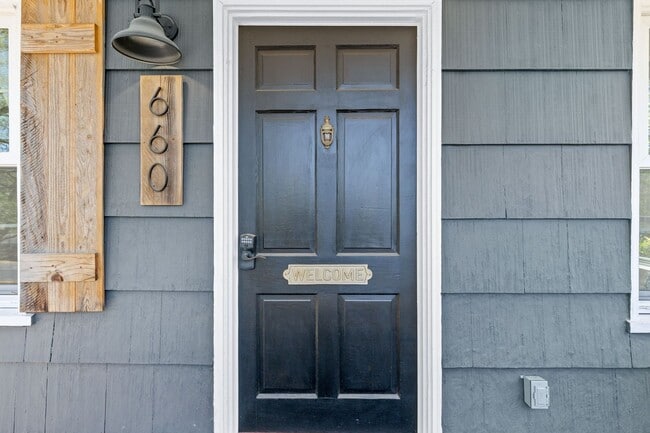 Building Photo - Fully Furnished 3-Bedroom, 1-Bath Modern Bungalow