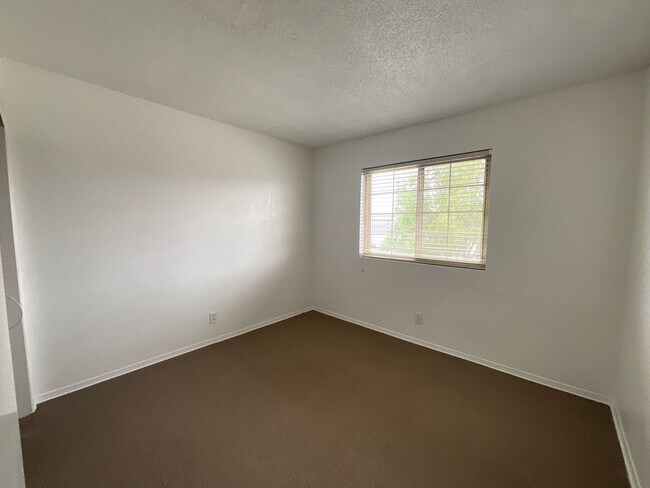 Building Photo - 4 Bedroom 2 Bath 2 Story Home,