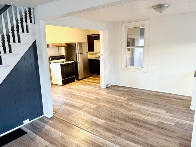 Building Photo - Cozy 2–3 Bedroom, 1 Bath Home with Garage & Sunroom