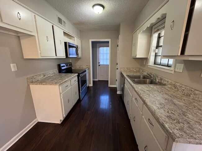 Foto del edificio - Renovated 3 Bedroom 2 Bath Home with 2 Car...