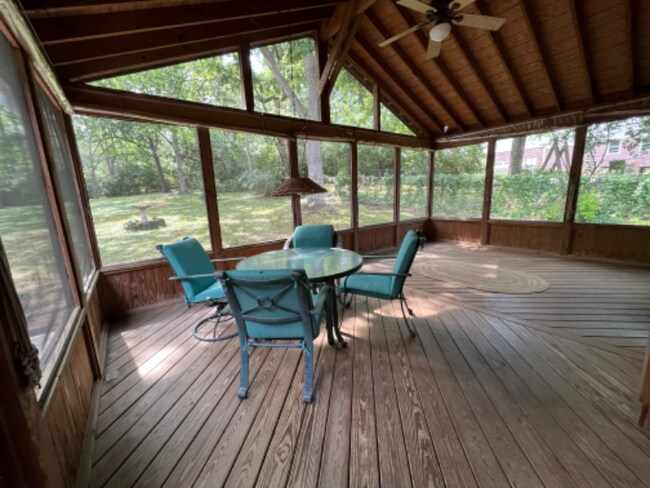 Building Photo - 821 Neartop Dr